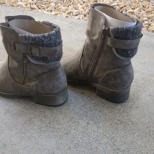Elegant Women's Gray Ankle Boots